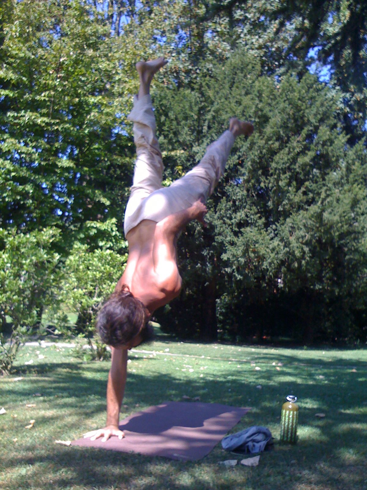 chris One-arm-handstand