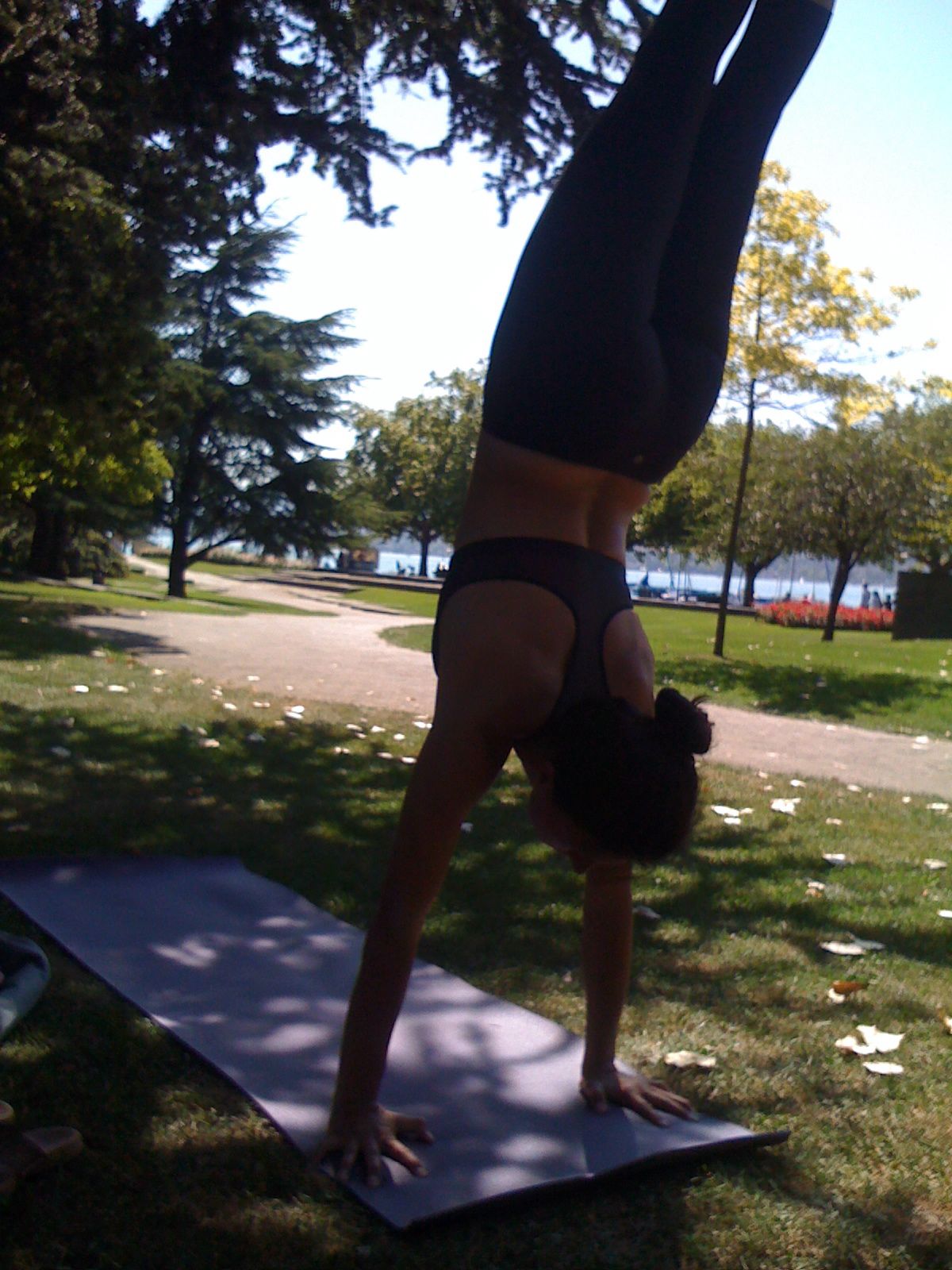 ozlem Handstand